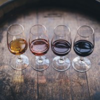 4 verres de vin sur un tonneau