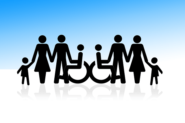 Plusieurs personnages, dans un style minimalistes se tenant la main, dont 2 qui sont en fauteuil roulant, censé représenter l'inclusivité 