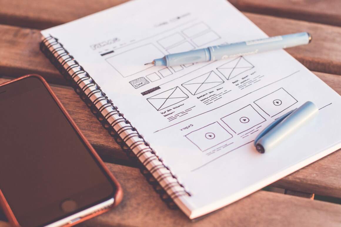 Schéma d'UX design crayonné sur un cahier.