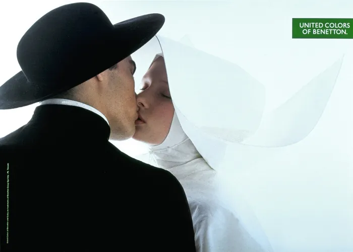 homme embrassant une nonne sur la bouche.
