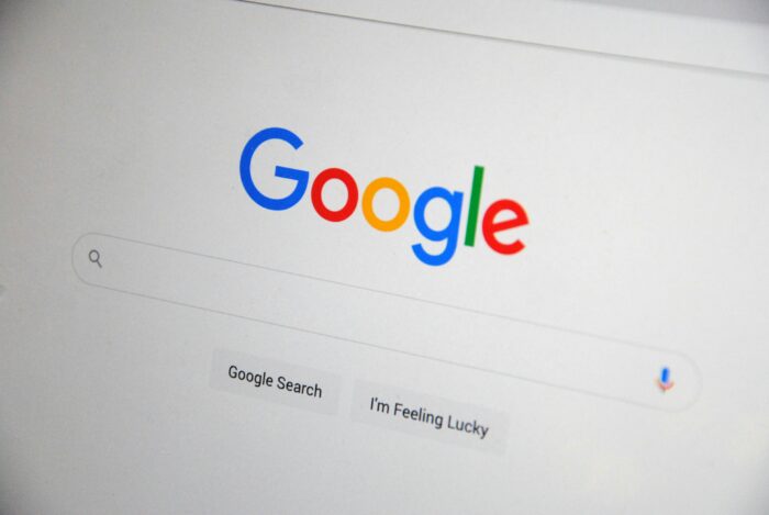 photo d'un écran ouvert sur la page d'accueil Google