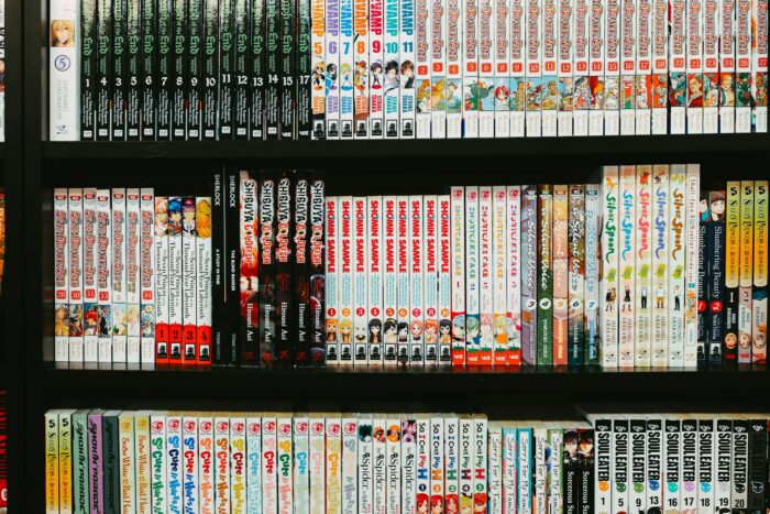 Bibliothèque remplie de mangas